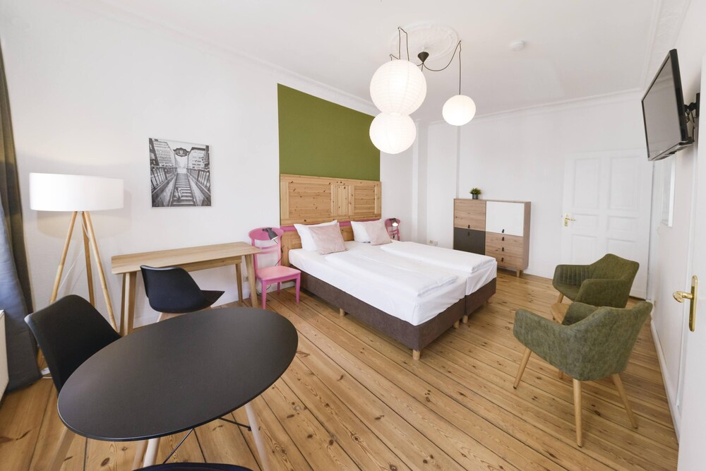 Studio, Twin Beds, Old Town Apartments Schonhauser Allee Berlin 2/9