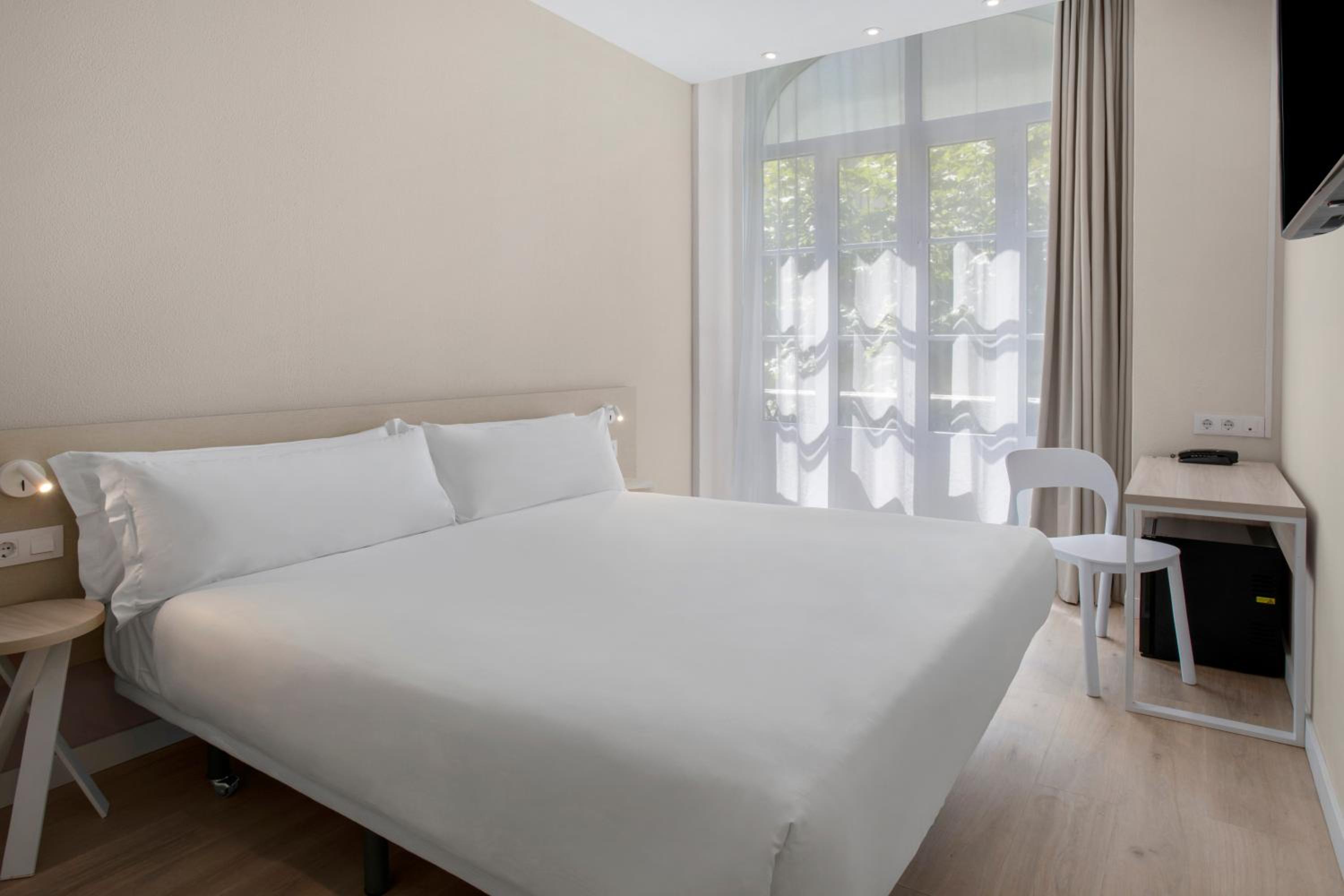 Plus, Double Bed، B&B HOTEL Figueira da Foz 2/4