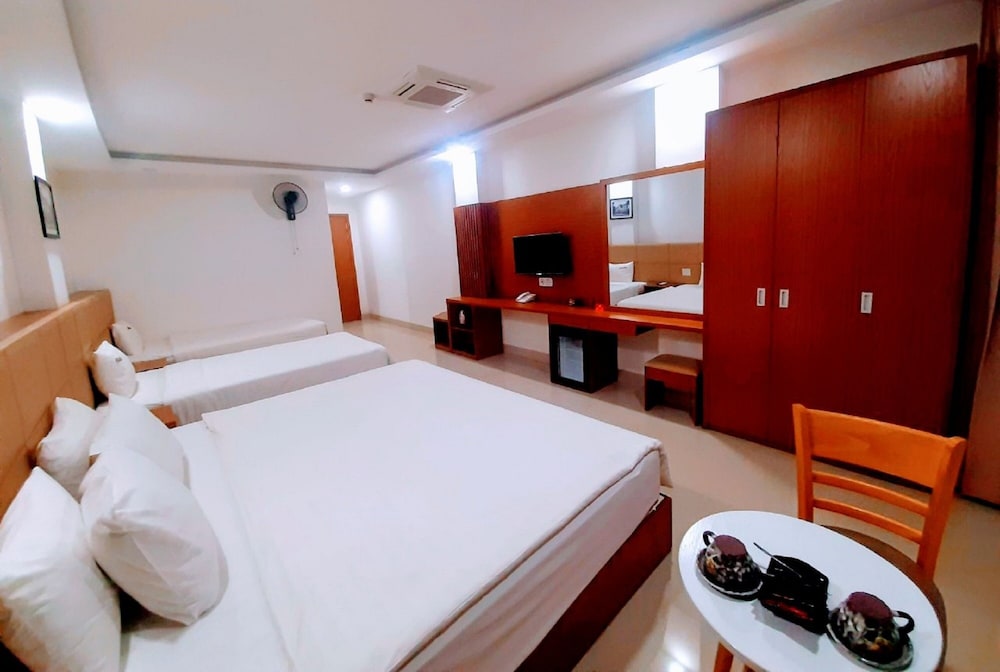 ROOM, QUADRUPLE, CITY VIEW