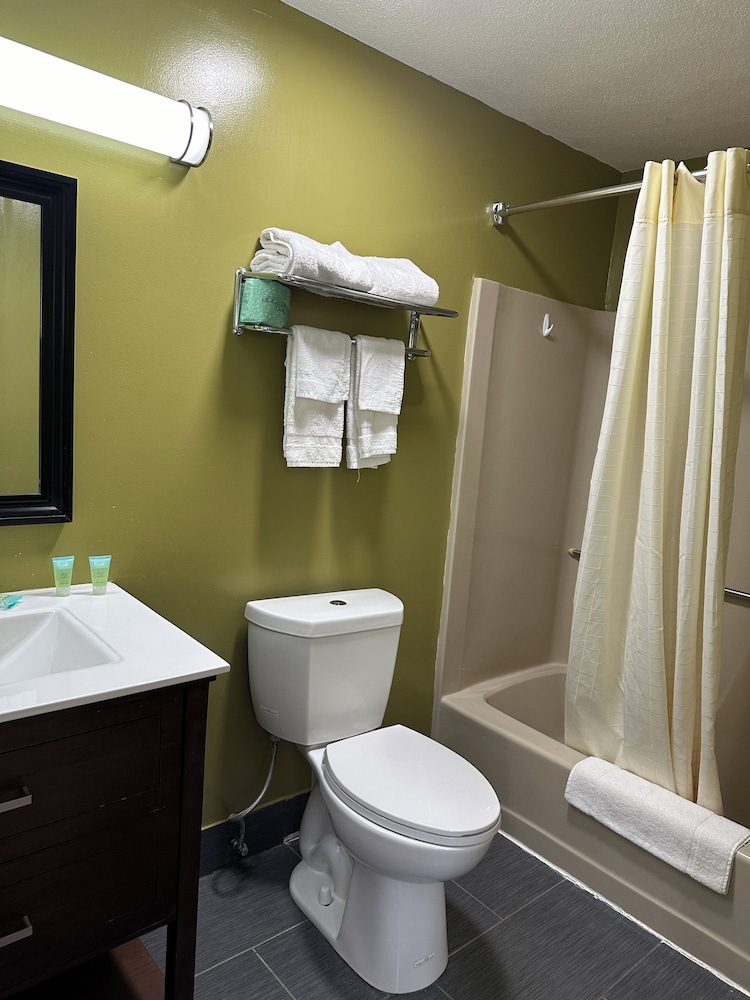 Wickford Motor Inn 52/53