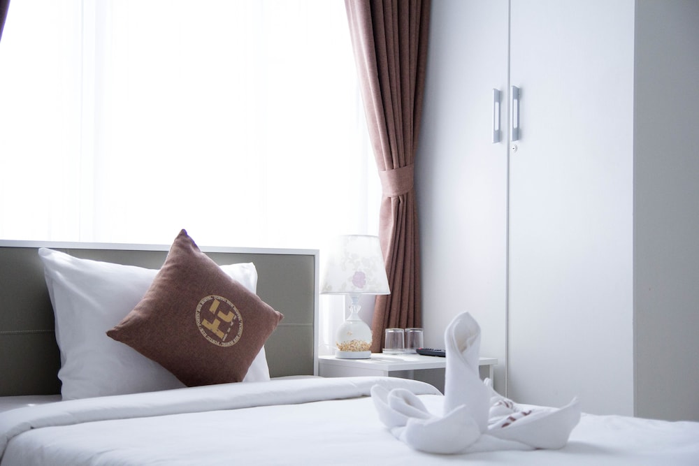 Poetic Hue Hotel 40/50