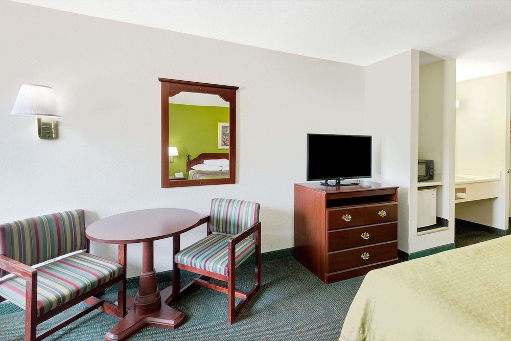 Super 8 by Wyndham De Soto 30/42