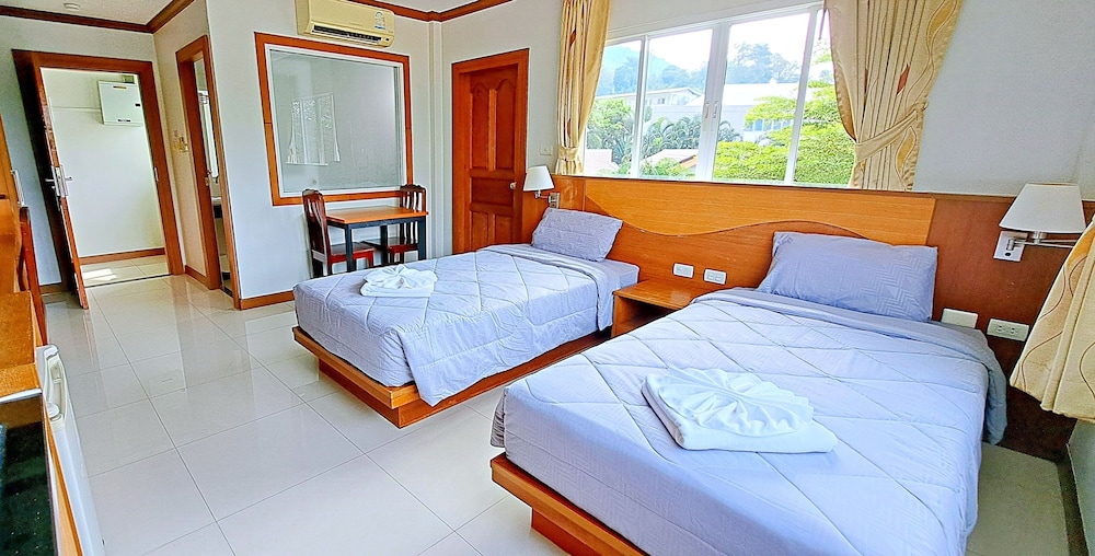 DELUXE, TWIN BEDS, KITCHENETTE