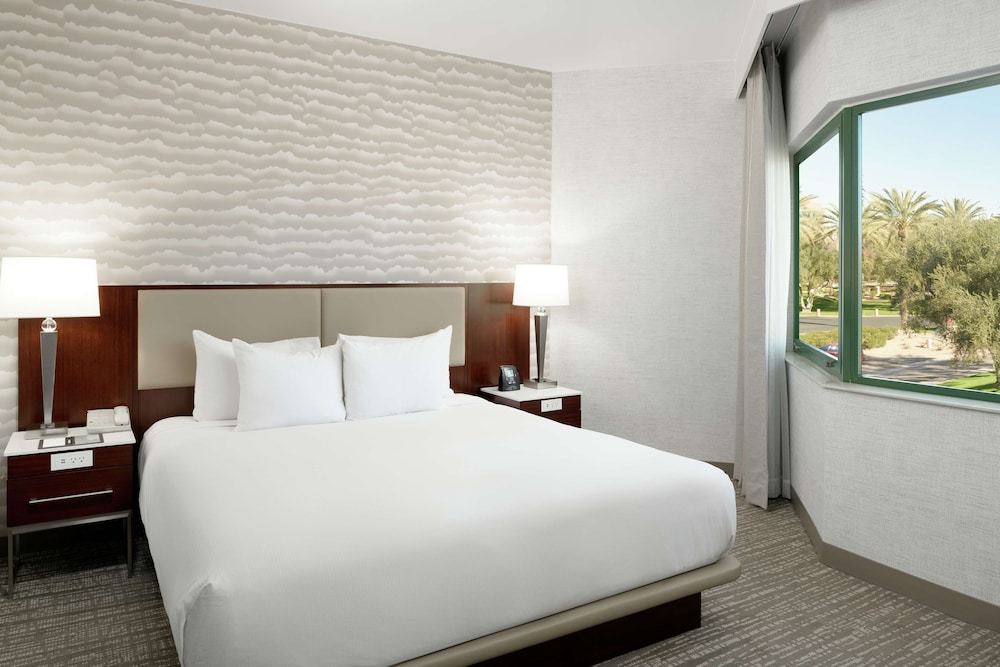 1 BEDROOM, SUITE, KING BED, SOFA