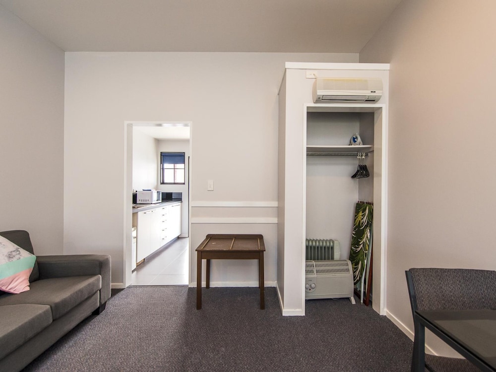 BURWOOD MANOR MOTEL 42/50