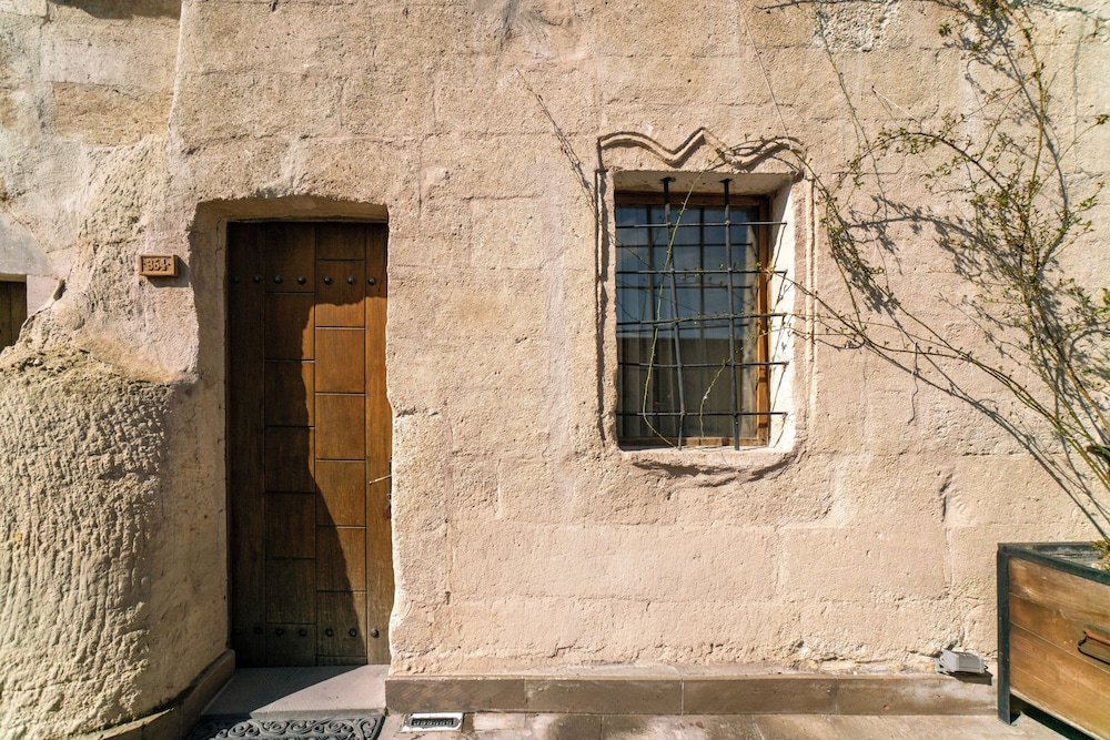 Divan Cave House 6/76