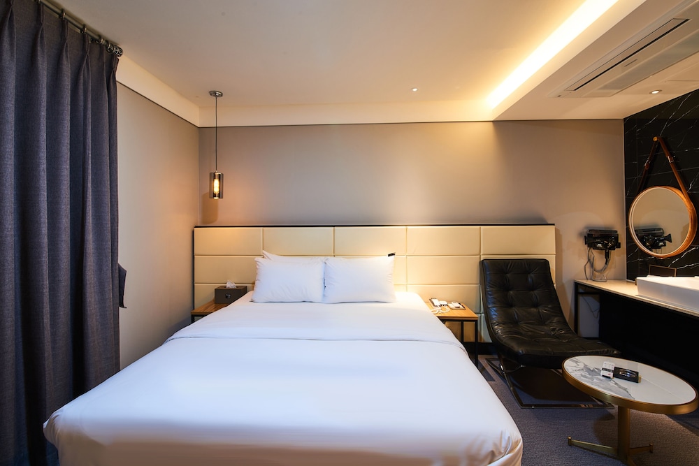 West In Hotel 12/50
