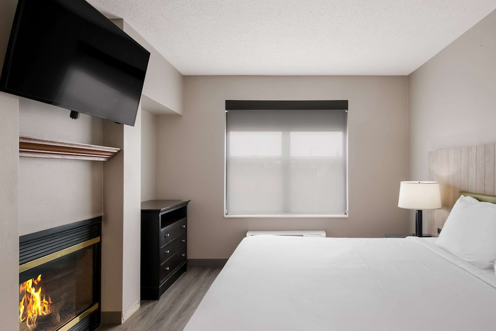 SUITE, KING BED, JETTED TUB