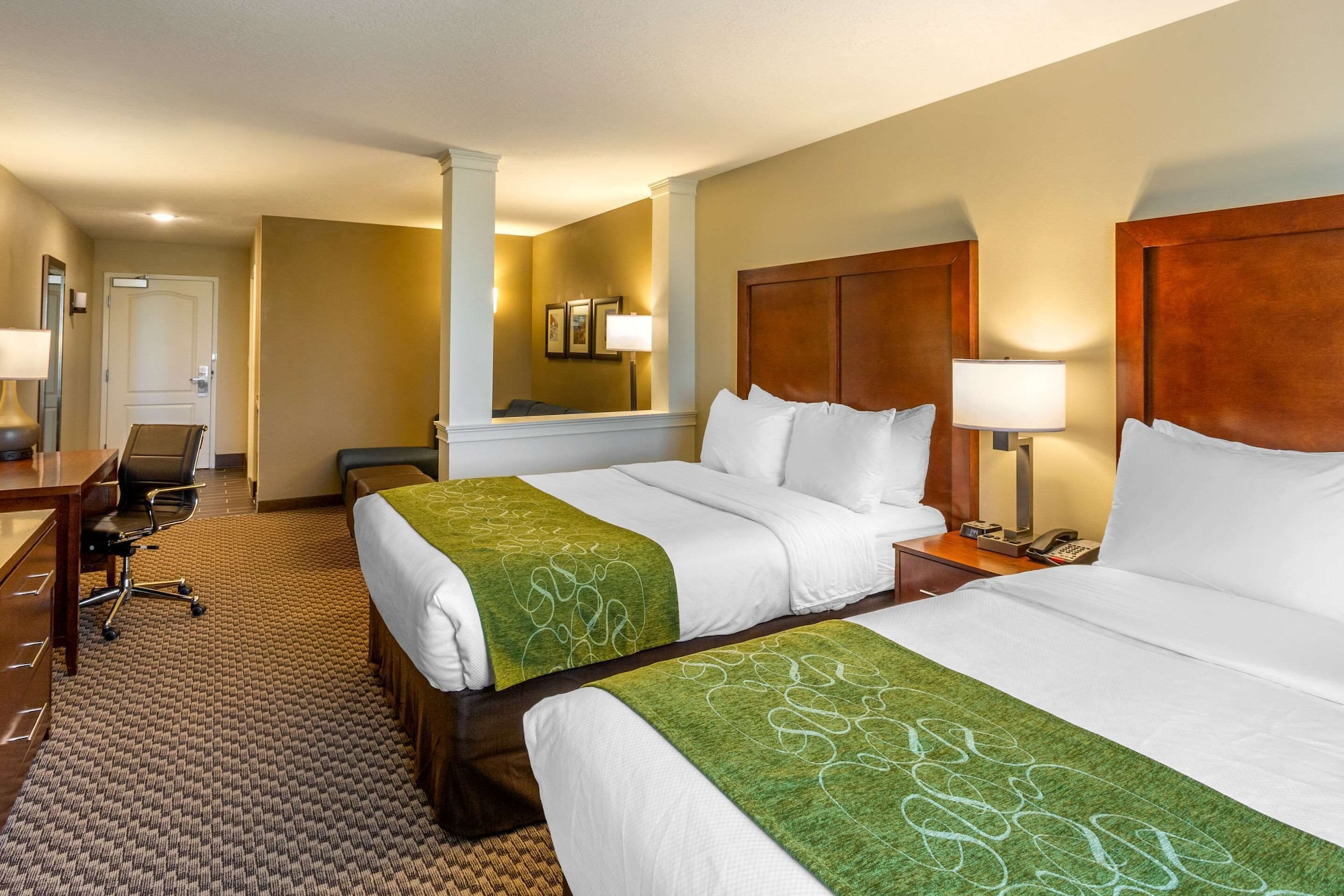 Suite, 2 Queen Beds, Sofa
