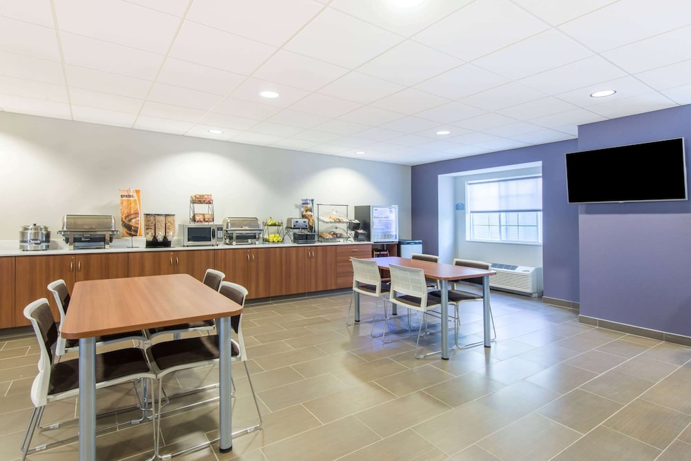 Microtel Inn And Suites By Wyndham Cadiz 15/24