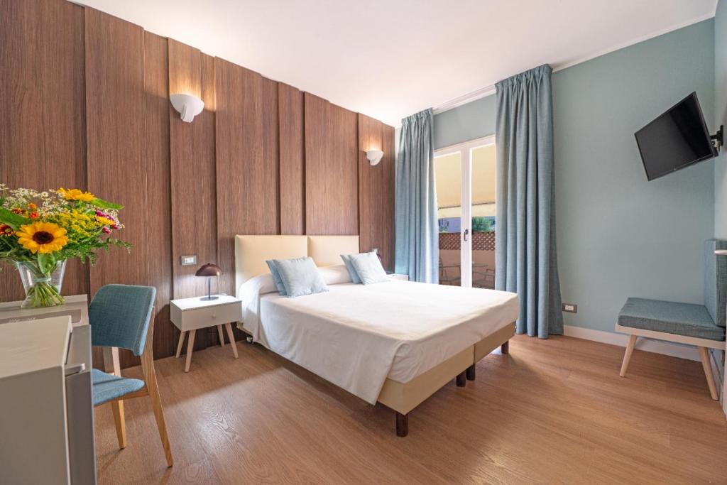 Superior, Double Bed, Lateral Side Sea View