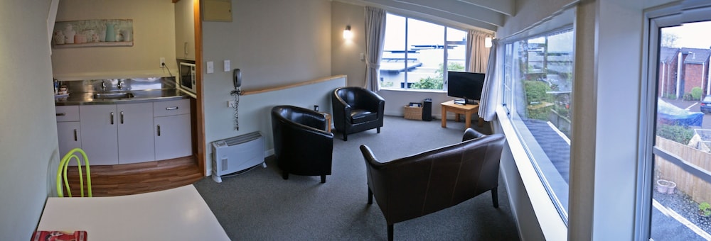 Cottage Mews Motel 52/72
