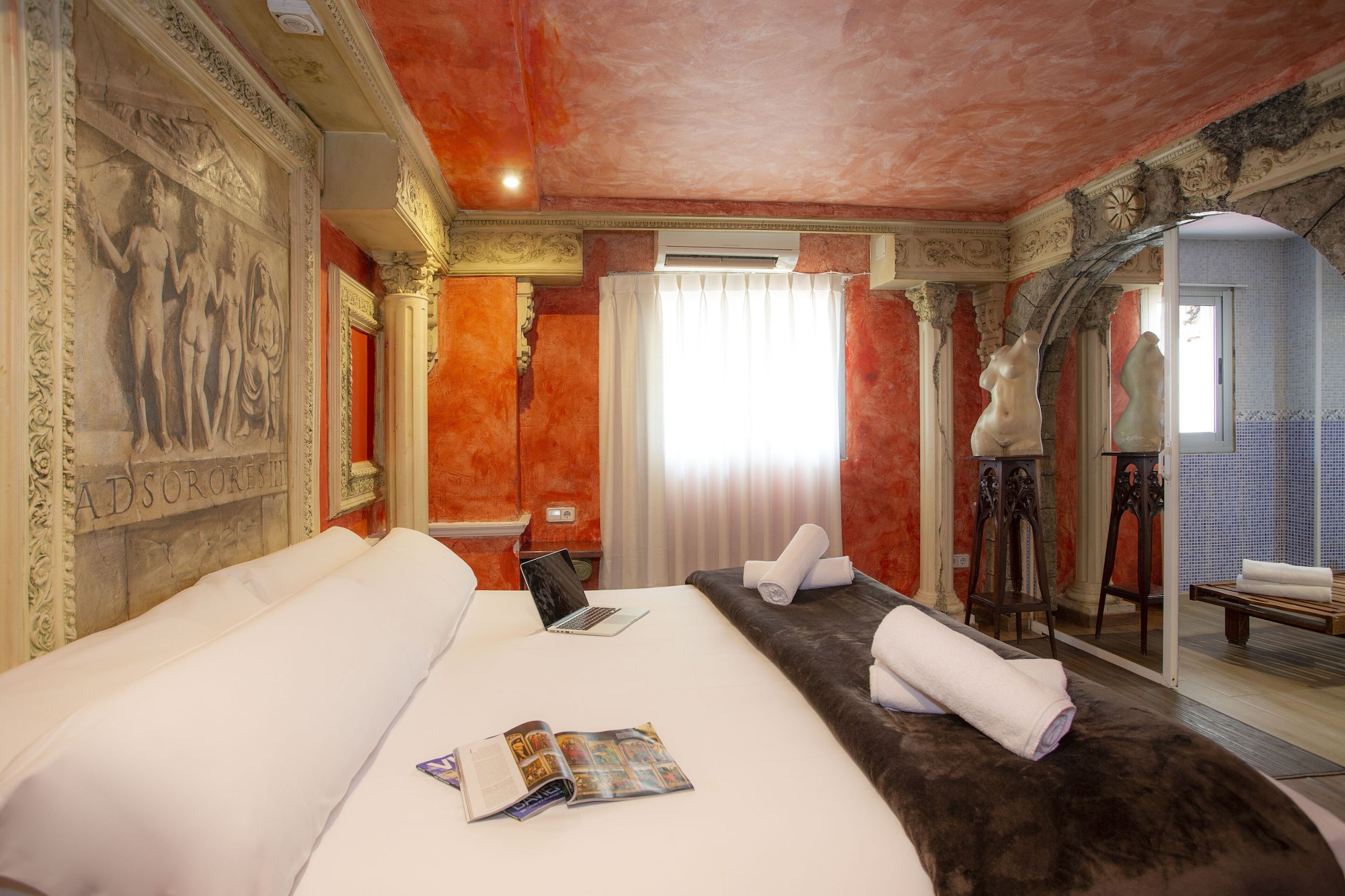 LUXURY, SUITE, KING BED, HOT TUB