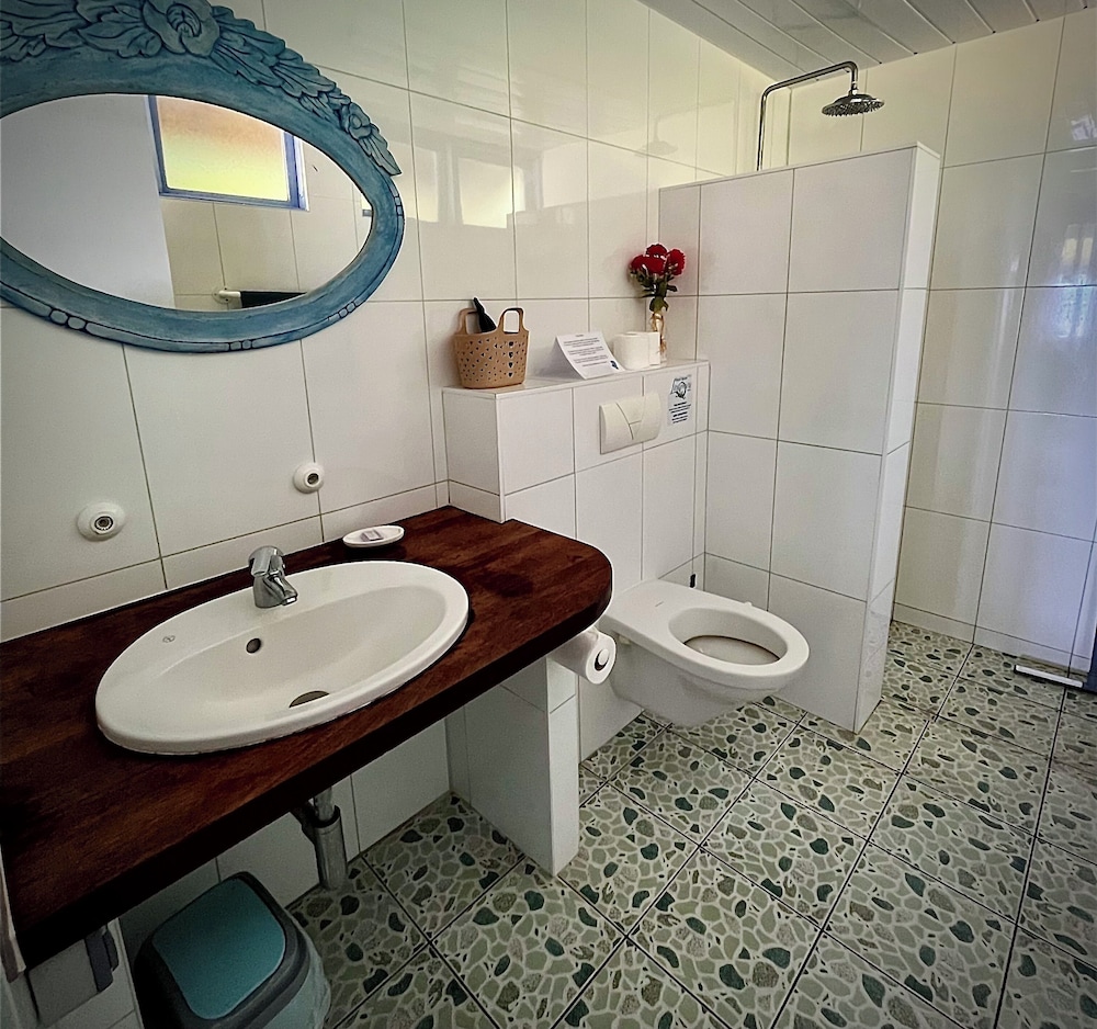 Linareva Moorea Beach Resort 50/50