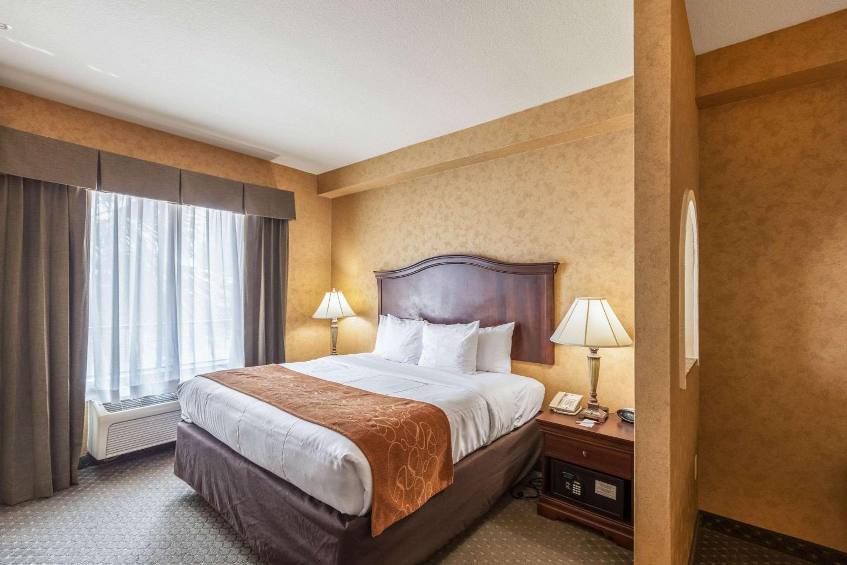 SUITE, KING BED, SOFA