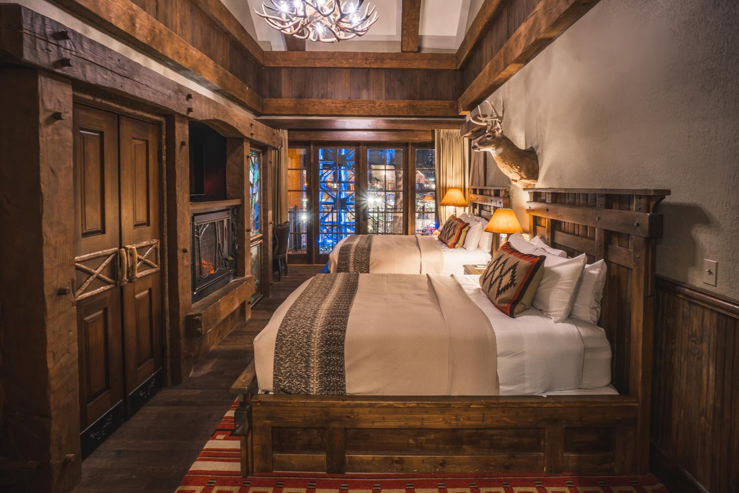TREE HOUSE, QUEEN BED