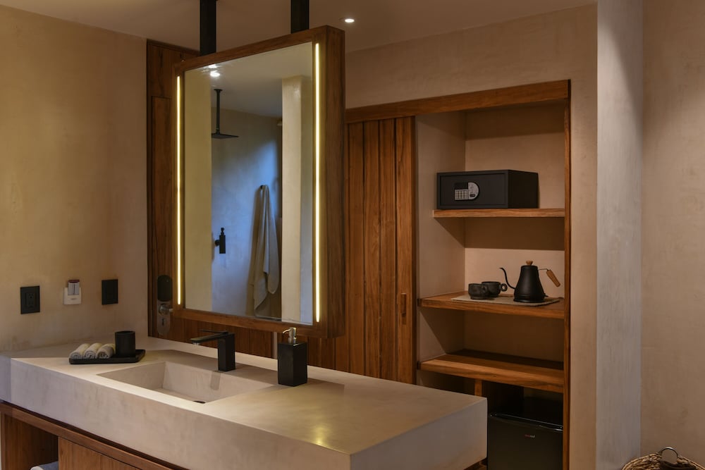 LUXURY, SUITE, KING BED, GARDEN VIEW, BALCONY