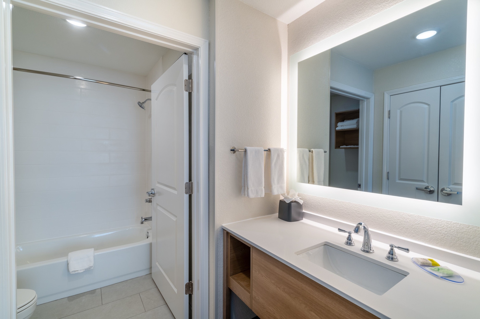 جناح استوديو بسرير كوين مع أريكة بمطبخ، Staybridge Suites Flowood 3/4