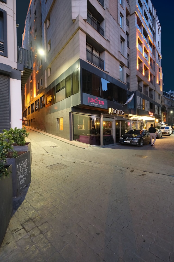 Pera Arya Hotel 63/71