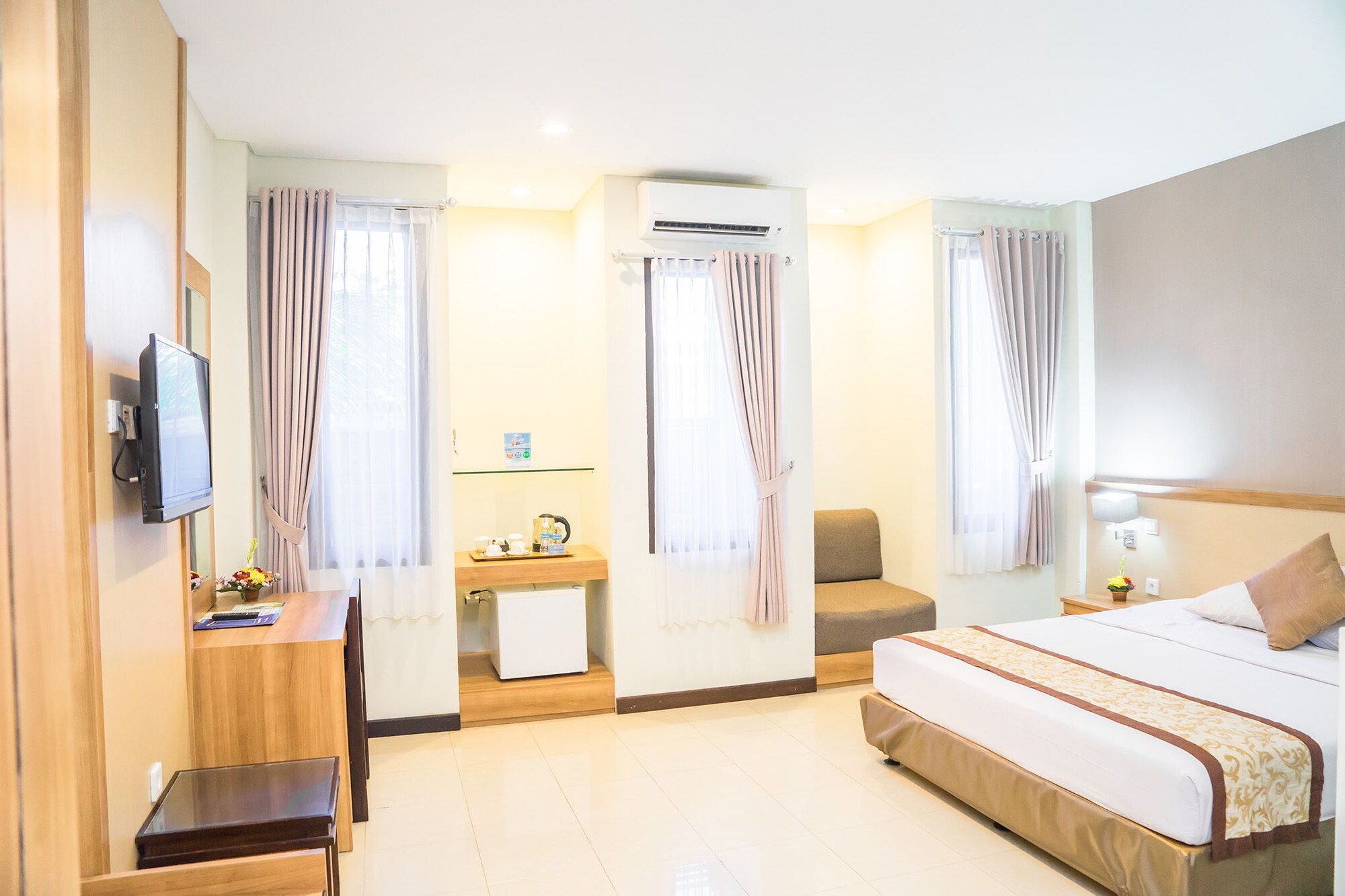 DELUXE, DOUBLE OR TWIN BED