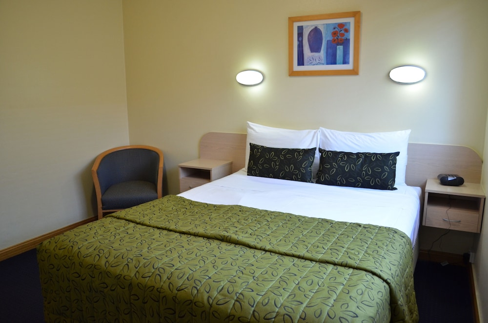 AIRPORT MOTEL 13/63