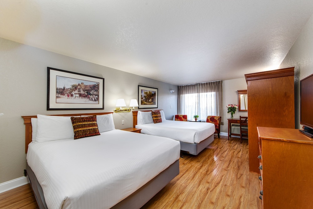 Room, 2 Queen Beds, Mountain Side