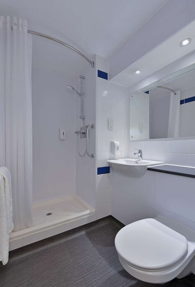 Travelodge Glasgow Airport 19/19