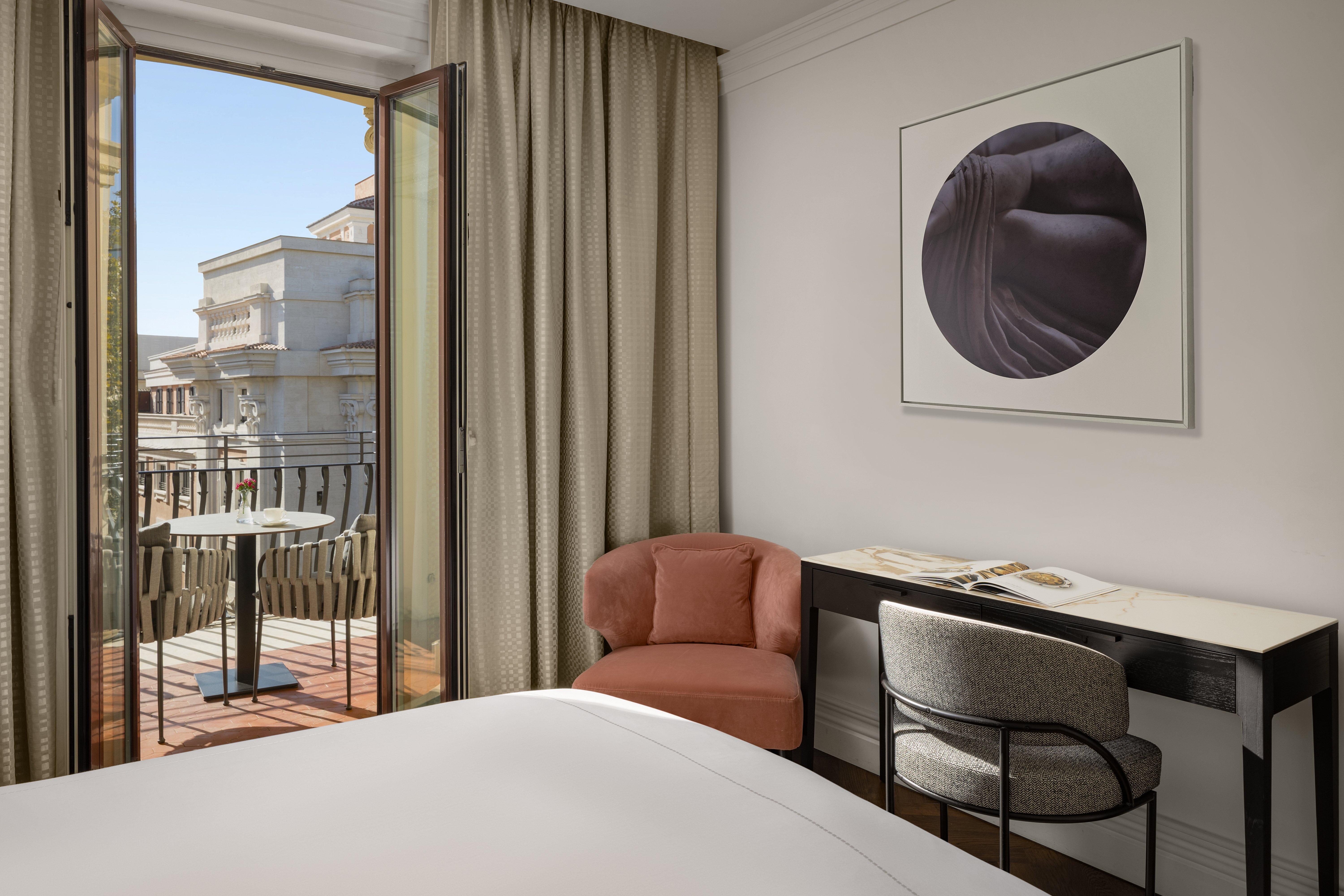 Junior Suite, King Bed, Via Veneto View, Balcony