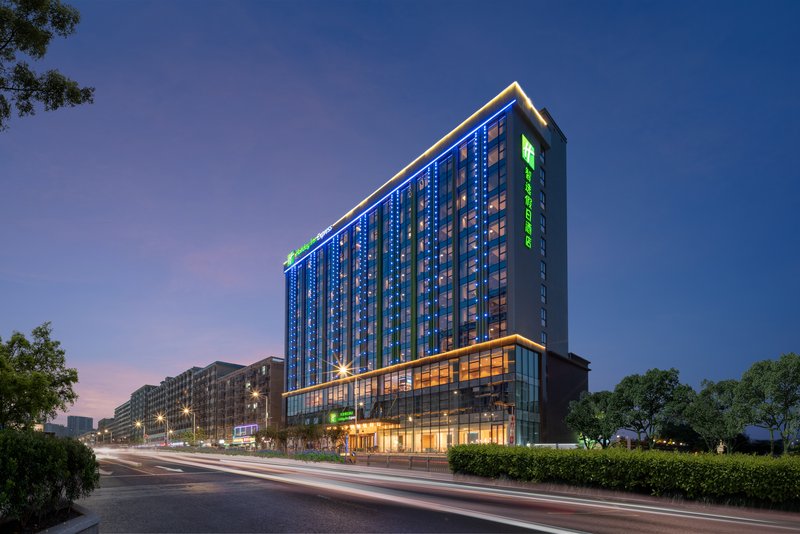 Holiday Inn Express Shenzhen Longhua 5/77