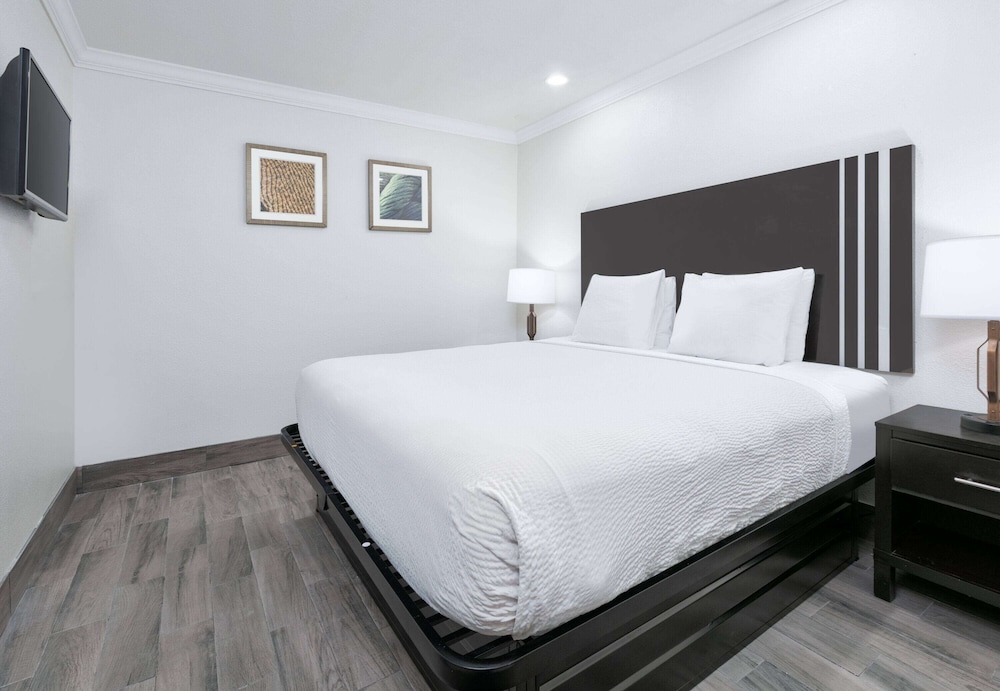 Ramada by Wyndham Diamondhead I-10/Gulfport 17/47