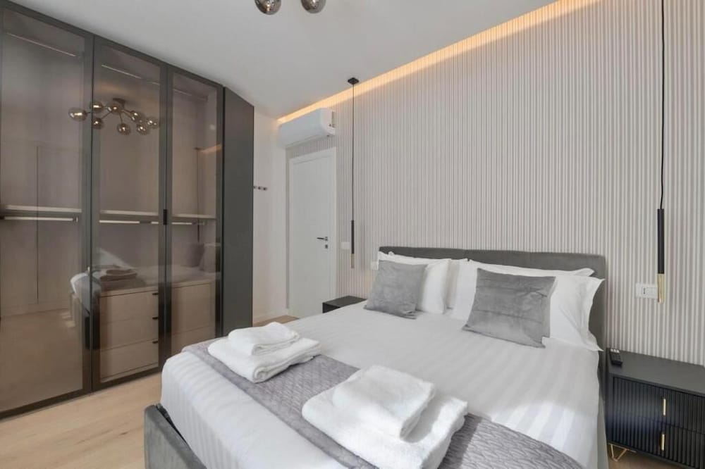 Milan Royal Suites Luxury Apartments 12/50