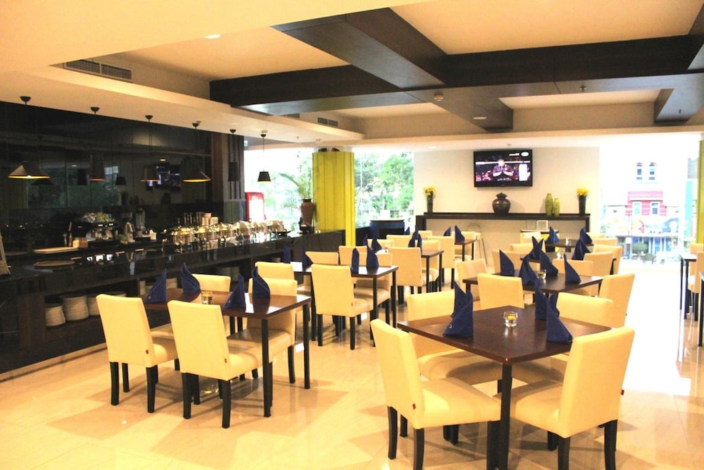 Bonnet Hotel 24/34