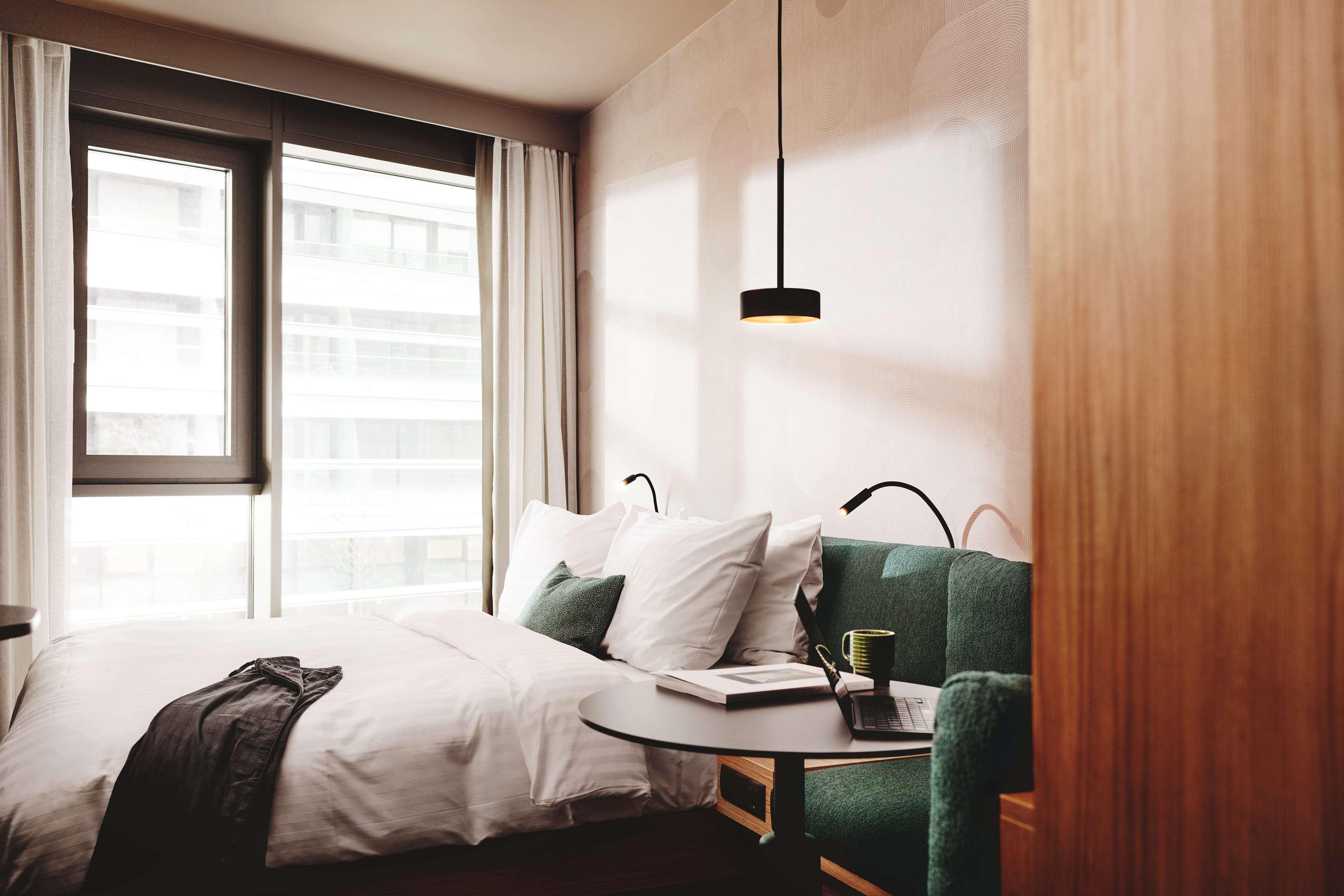 STUDIO, QUEEN BED