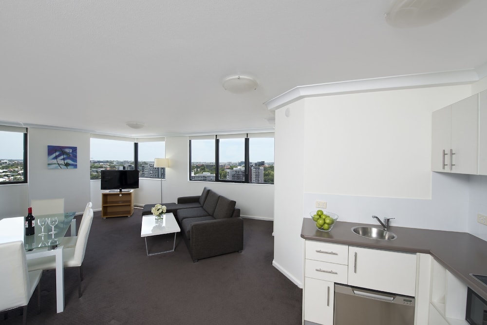 PARK REGIS NORTH QUAY 36/58