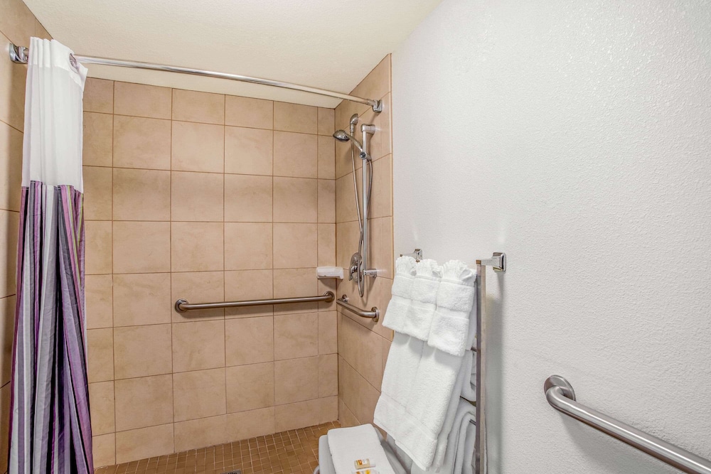 La Quinta Inn & Suites by Wyndham Danbury 23/58