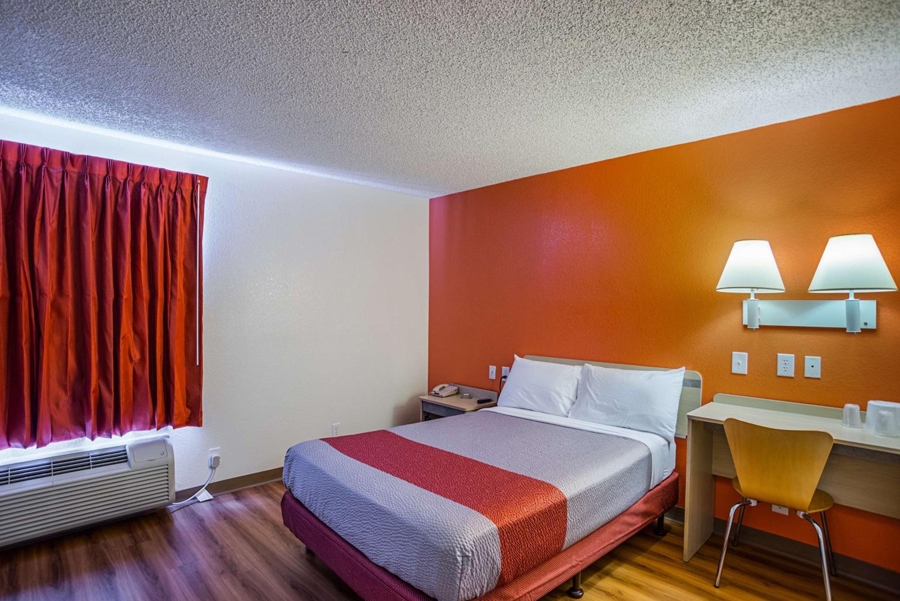 1 Full Bed ADA/Tub