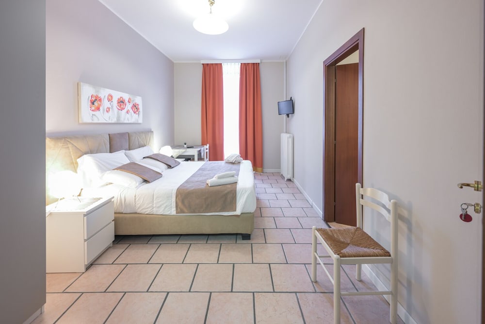 ROOM, DOUBLE OR TWIN BED