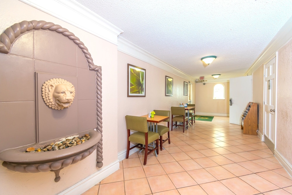 La Quinta Inn Clute Lake Jackson 34/36