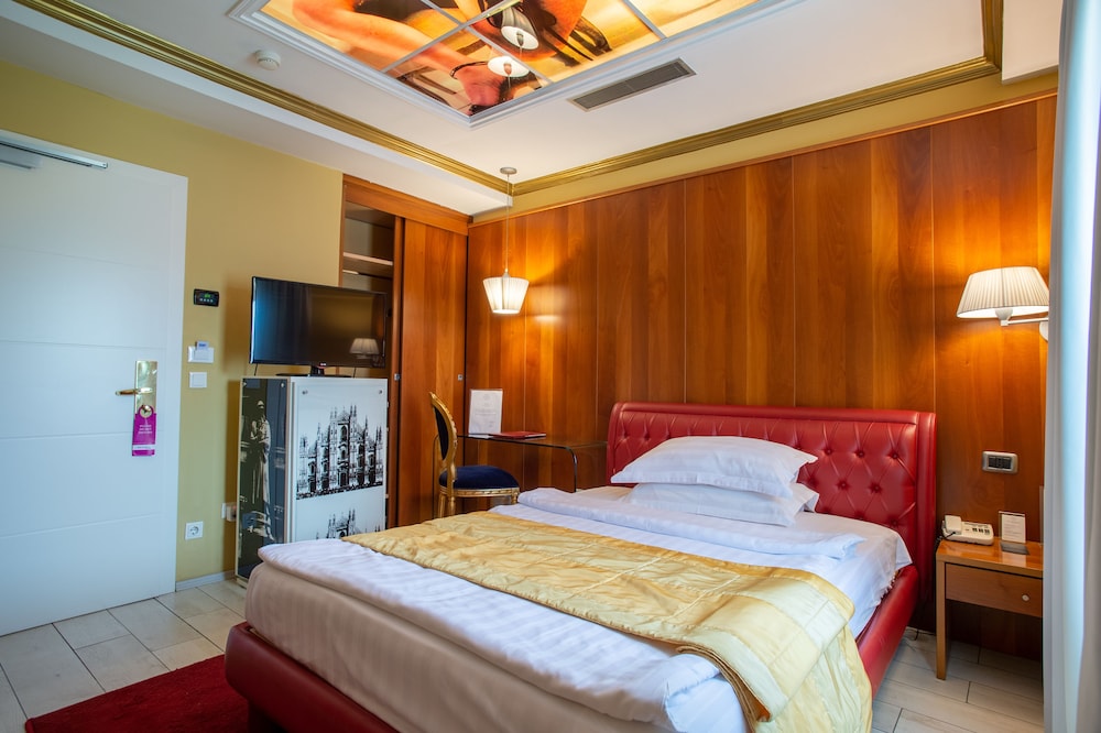 Diplomat Hotel 4/30