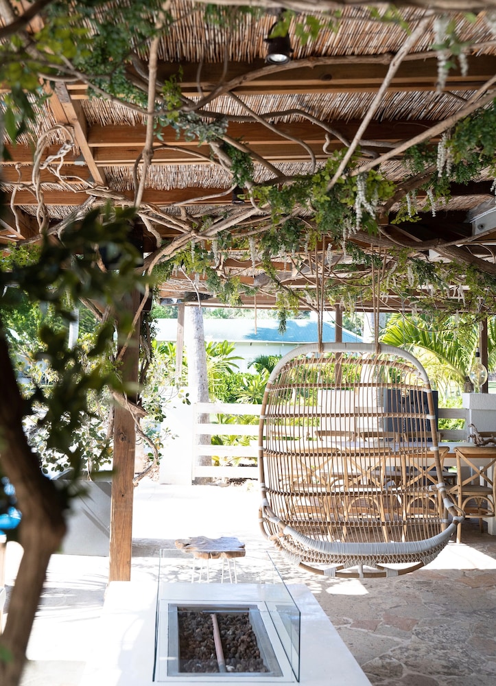 Villa Montana Beach Resort 6/75