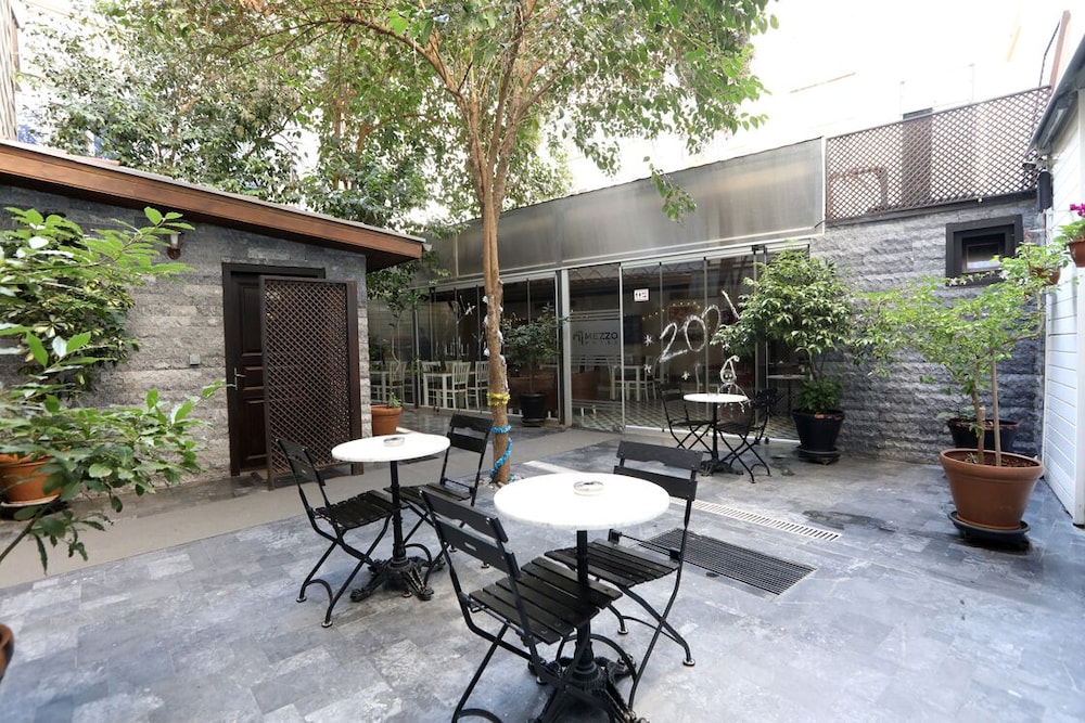 Mezzo Hotel 11/56