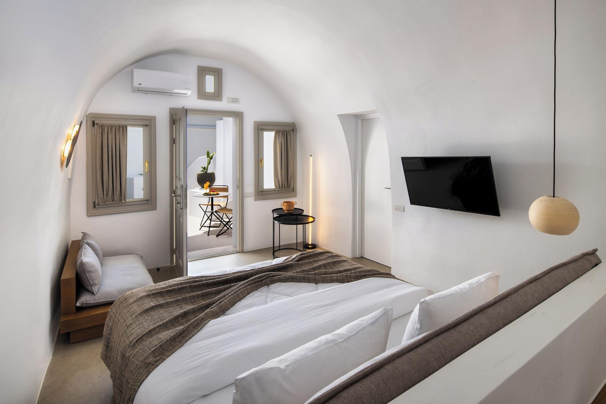 Cave, Standard, Double Bed, Courtyard View 3/7