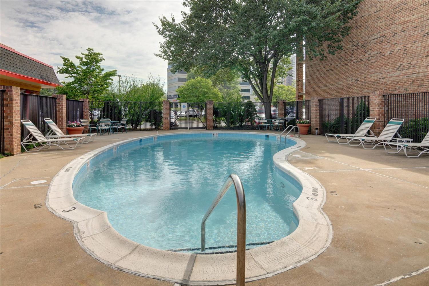 Suburban Studios Tysons Corner 22/22