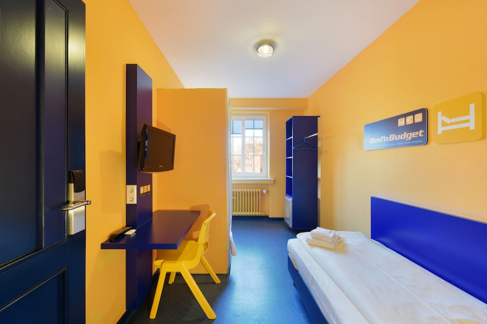 ROOM, SINGLE, PRIVATE BATHROOM