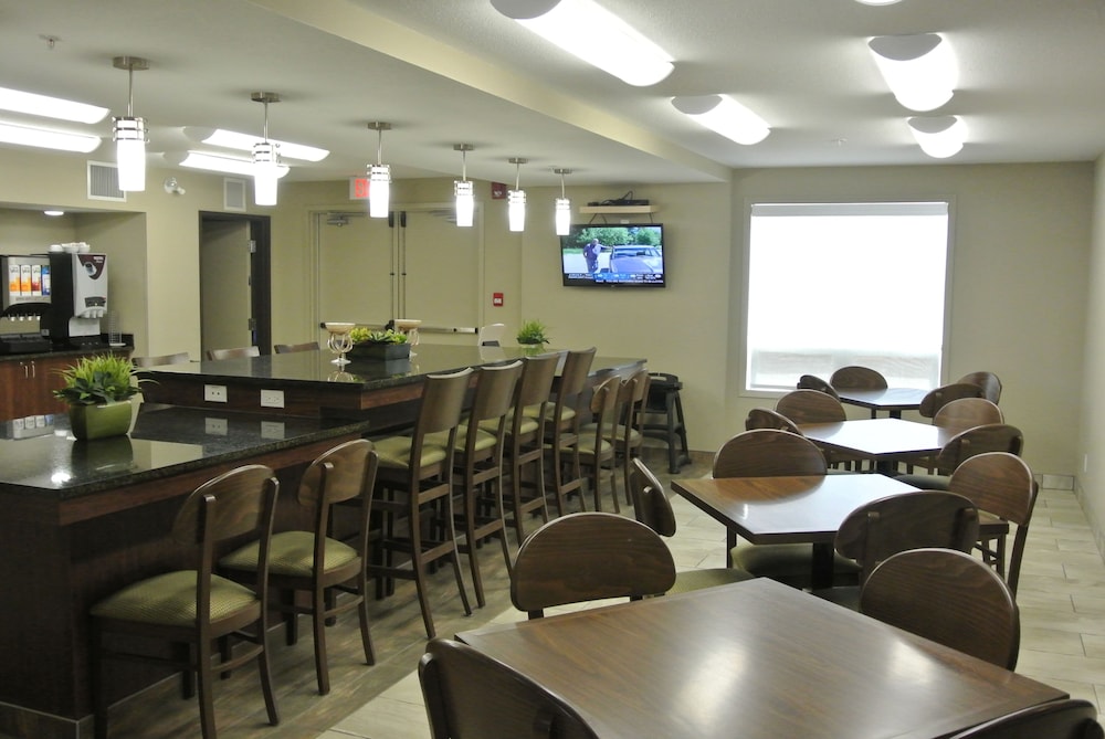 Home Inn and Suites Lloydminster 37/50
