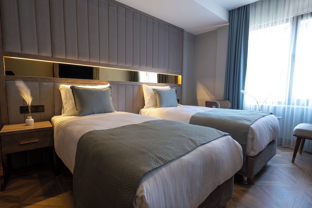 DELUXE, TWIN BEDS