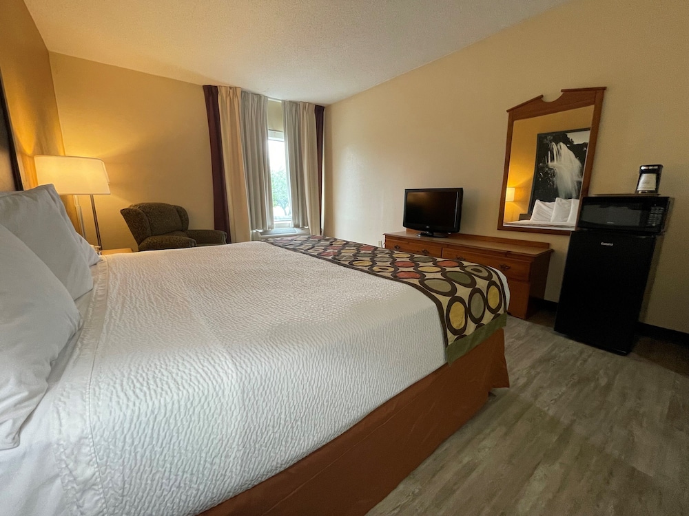 Super 8 By Wyndham Pevely 12/30
