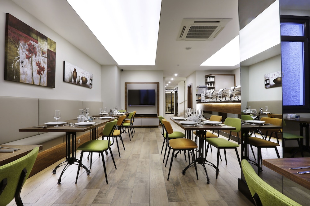 The White Orient Hotel 53/64