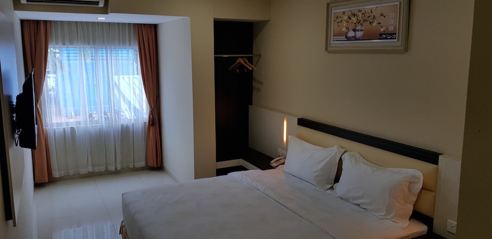 DELUXE, DOUBLE OR TWIN BED