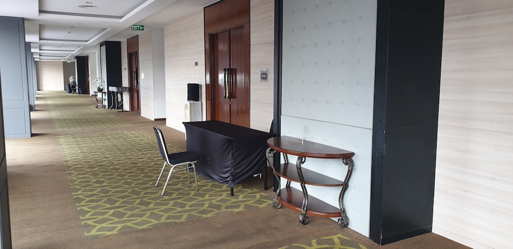 Rivoli Hotel Jakarta 42/43